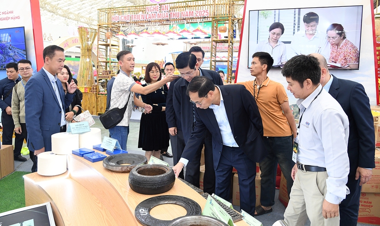 Phó Thủ tướng Bùi Thanh Sơn kiểm tra tiến độ chuẩn bị cho Lễ khai mạc Hội chợ Mùa Thu 2025- Ảnh 9. Phó Thủ tướng Bùi Thanh Sơn kiểm tra tiến độ chuẩn bị cho Lễ khai mạc Hội chợ Mùa Thu 2025- Ảnh 9.