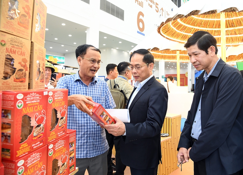 Phó Thủ tướng Bùi Thanh Sơn kiểm tra tiến độ chuẩn bị cho Lễ khai mạc Hội chợ Mùa Thu 2025- Ảnh 8. Phó Thủ tướng Bùi Thanh Sơn kiểm tra tiến độ chuẩn bị cho Lễ khai mạc Hội chợ Mùa Thu 2025- Ảnh 8.
