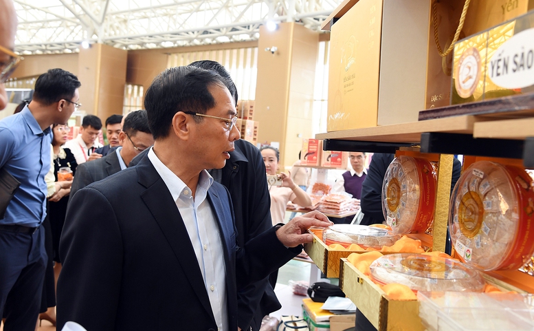 Phó Thủ tướng Bùi Thanh Sơn kiểm tra tiến độ chuẩn bị cho Lễ khai mạc Hội chợ Mùa Thu 2025- Ảnh 7. Phó Thủ tướng Bùi Thanh Sơn kiểm tra tiến độ chuẩn bị cho Lễ khai mạc Hội chợ Mùa Thu 2025- Ảnh 7.