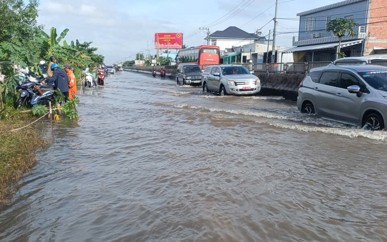 Quốc lộ 1 qua Cần Thơ ngập sâu gần 1 mét: Bố trí nhân sự trực hướng dẫn giao thông