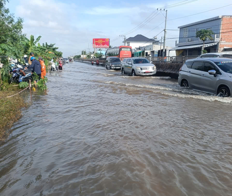 Quốc lộ 1 qua Cần Thơ ngập sâu gần 1 mét: Bố trí nhân sự trực hướng dẫn giao thông- Ảnh 1.