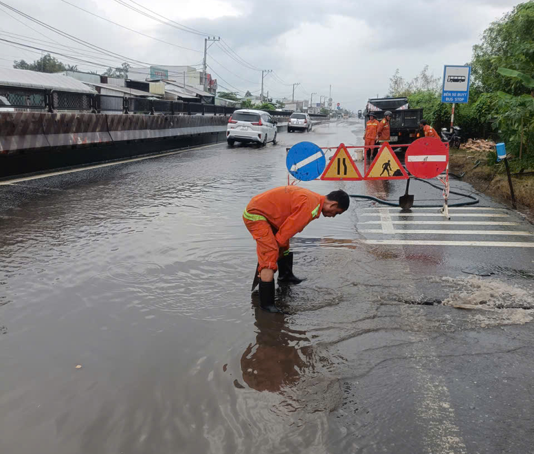 Quốc lộ 1 qua Cần Thơ ngập sâu gần 1 mét: Bố trí nhân sự trực hướng dẫn giao thông- Ảnh 2.