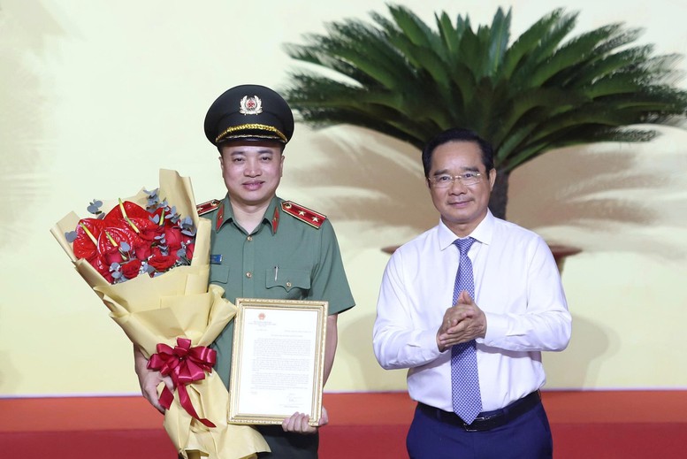 Công an TPHCM nhận thư khen của Thủ tướng Chính phủ- Ảnh 1. Công an TPHCM nhận thư khen của Thủ tướng Chính phủ- Ảnh 1.