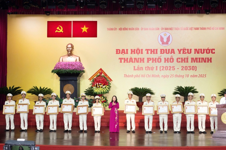 Công an TPHCM nhận thư khen của Thủ tướng Chính phủ- Ảnh 2. Công an TPHCM nhận thư khen của Thủ tướng Chính phủ- Ảnh 2.