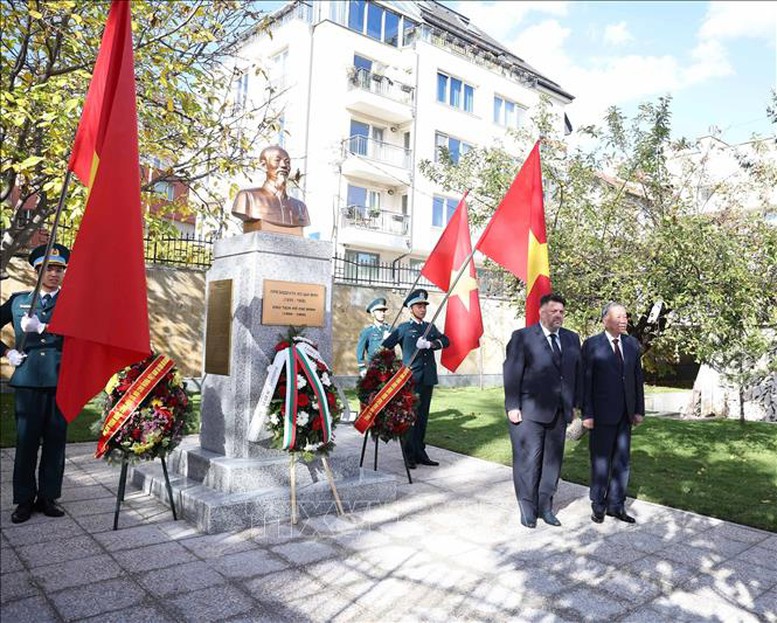 Khánh thành Tượng Chủ tịch Hồ Chí Minh tại Bulgaria- Ảnh 3. Khánh thành Tượng Chủ tịch Hồ Chí Minh tại Bulgaria- Ảnh 3.