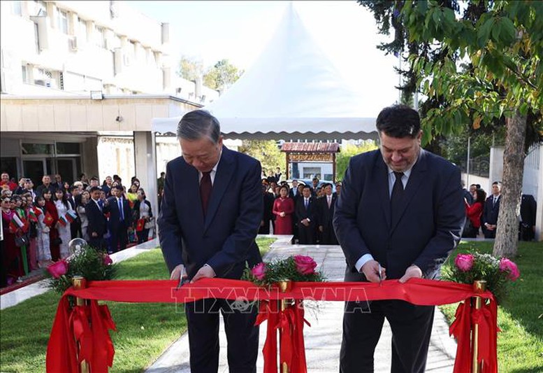 Khánh thành Tượng Chủ tịch Hồ Chí Minh tại Bulgaria- Ảnh 1. Khánh thành Tượng Chủ tịch Hồ Chí Minh tại Bulgaria- Ảnh 1.