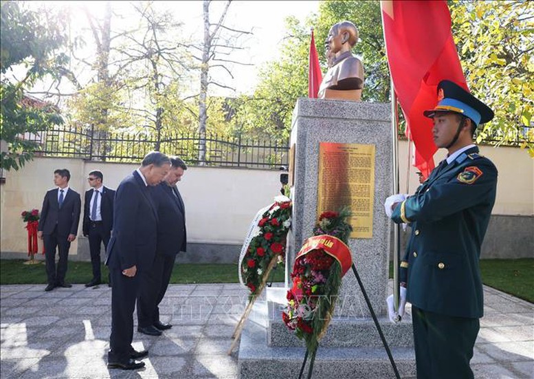 Khánh thành Tượng Chủ tịch Hồ Chí Minh tại Bulgaria- Ảnh 2. Khánh thành Tượng Chủ tịch Hồ Chí Minh tại Bulgaria- Ảnh 2.