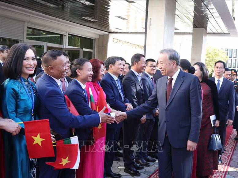 Khánh thành Tượng Chủ tịch Hồ Chí Minh tại Bulgaria- Ảnh 4. Khánh thành Tượng Chủ tịch Hồ Chí Minh tại Bulgaria- Ảnh 4.
