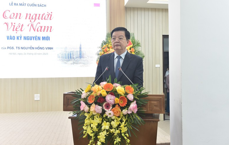 Ra mắt cuốn sách 'Con người Việt Nam vào kỷ nguyên mới'- Ảnh 2. Ra mắt cuốn sách 'Con người Việt Nam vào kỷ nguyên mới'- Ảnh 2.