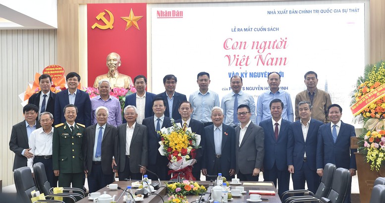 Ra mắt cuốn sách 'Con người Việt Nam vào kỷ nguyên mới'- Ảnh 4. Ra mắt cuốn sách 'Con người Việt Nam vào kỷ nguyên mới'- Ảnh 4.