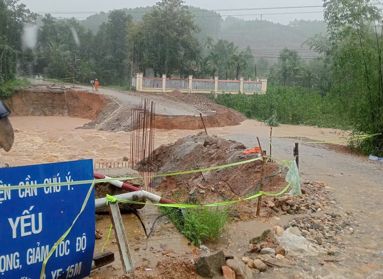 Mưa lớn trên diện rộng tại Đà Nẵng, các hồ thủy điện bắt đầu xả nước- Ảnh 1. Mưa lớn trên diện rộng tại Đà Nẵng, các hồ thủy điện bắt đầu xả nước- Ảnh 1.