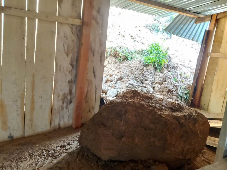 Đà Nẵng: Sơ tán khẩn cấp hàng trăm hộ dân ra khỏi khu vực sạt lở- Ảnh 4. Đà Nẵng: Sơ tán khẩn cấp hàng trăm hộ dân ra khỏi khu vực sạt lở- Ảnh 4.