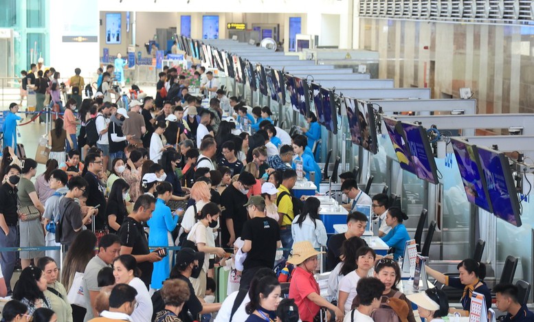 Vượt qua khó khăn, hàng không Việt Nam phục hồi ngoạn mục- Ảnh 1. Vượt qua khó khăn, hàng không Việt Nam phục hồi ngoạn mục- Ảnh 1.