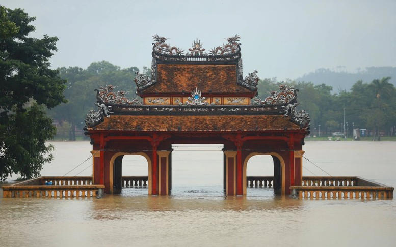 Quân khu 5 triển khai phương án, cơ động lực lượng ứng phó lũ lớn ngay trong đêm- Ảnh 10. Mưa tại Huế vượt mức lịch sử, cao nhất từng ghi nhận ở Việt Nam