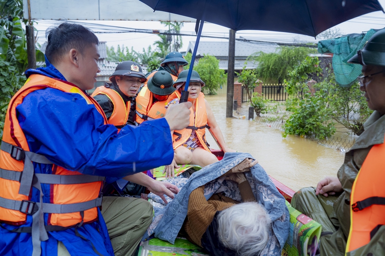 TP Huế khẩn trương sơ tán bệnh nhân, người già ra khỏi vùng ngập sâu- Ảnh 3. TP Huế khẩn trương sơ tán bệnh nhân, người già ra khỏi vùng ngập sâu- Ảnh 3.