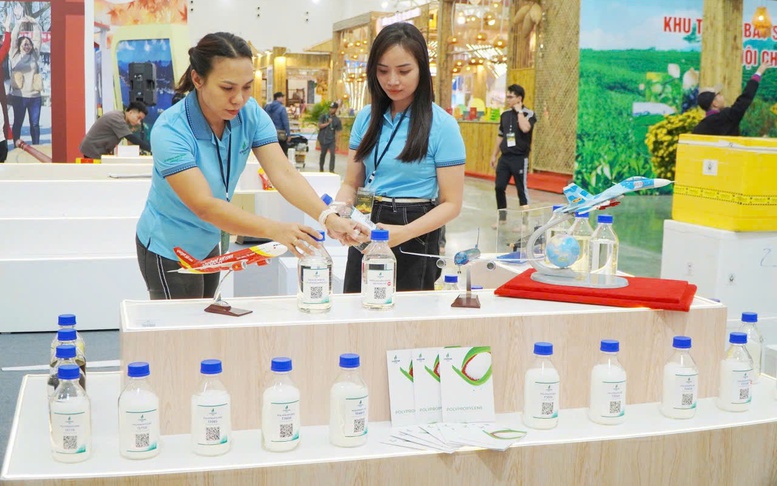 BSR quyên góp ủng hộ đồng bào Quảng Ngãi khắc phục hậu quả mưa lũ- Ảnh 4. BSR trưng bày nhiều sản phẩm tiêu biểu tại Hội chợ Mùa Thu 2025