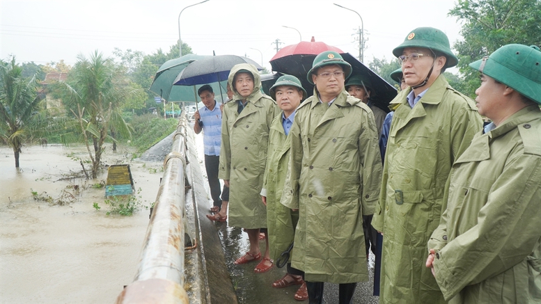 Lũ đặc biệt lớn, TP. Huế khẩn trương sơ tán người dân đến nơi an toàn- Ảnh 2. Lũ đặc biệt lớn, TP. Huế khẩn trương sơ tán người dân đến nơi an toàn- Ảnh 2.