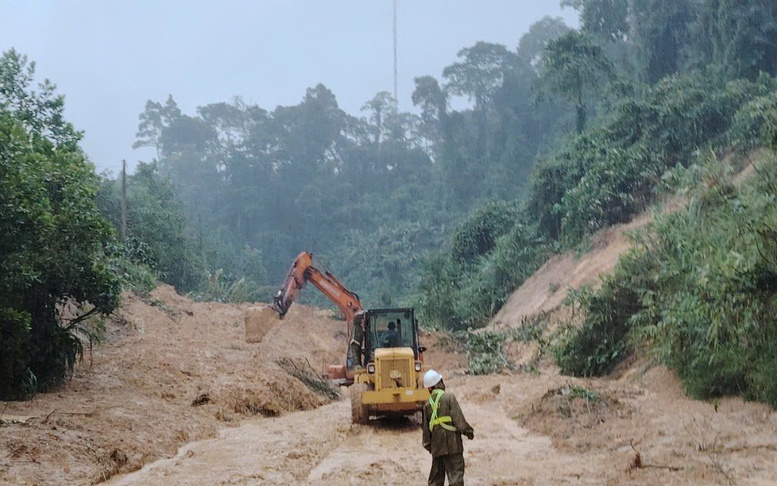 Mưa lớn gây sạt lở nghiêm trọng trên đường Hồ Chí Minh qua Đà Nẵng, Quảng Ngãi