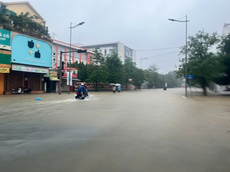Lũ đặc biệt lớn, TP. Huế khẩn trương sơ tán người dân đến nơi an toàn- Ảnh 5. Lũ đặc biệt lớn, TP. Huế khẩn trương sơ tán người dân đến nơi an toàn- Ảnh 5.