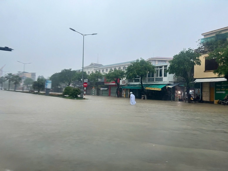 Lũ đặc biệt lớn, TP. Huế khẩn trương sơ tán người dân đến nơi an toàn- Ảnh 4. Lũ đặc biệt lớn, TP. Huế khẩn trương sơ tán người dân đến nơi an toàn- Ảnh 4.