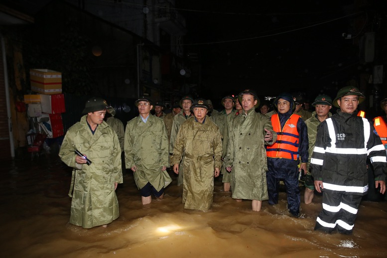 Phó Thủ tướng Trần Hồng Hà kiểm tra, chỉ đạo công tác ứng phó lũ lụt tại Huế- Ảnh 1. Phó Thủ tướng Trần Hồng Hà kiểm tra, chỉ đạo công tác ứng phó lũ lụt tại Huế- Ảnh 1.