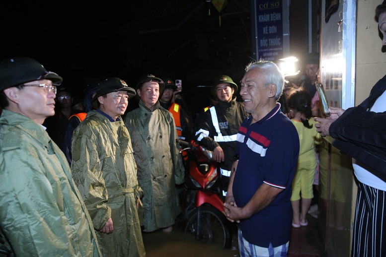 Phó Thủ tướng Trần Hồng Hà kiểm tra, chỉ đạo công tác ứng phó lũ lụt tại Huế- Ảnh 3. Phó Thủ tướng Trần Hồng Hà kiểm tra, chỉ đạo công tác ứng phó lũ lụt tại Huế- Ảnh 3.
