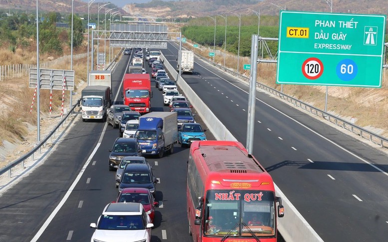 Thí điểm cấm xe tải trên 7,5 tấn đi làn 1 trên hai tuyến cao tốc phía Nam