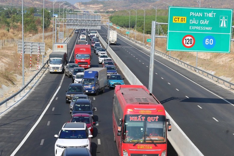 Thí điểm cấm xe tải trên 7,5 tấn đi làn 1 trên hai tuyến cao tốc phía Nam- Ảnh 1. Thí điểm cấm xe tải trên 7,5 tấn đi làn 1 trên hai tuyến cao tốc phía Nam- Ảnh 1.