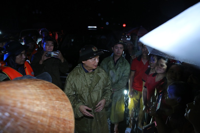 Phó Thủ tướng Trần Hồng Hà kiểm tra, chỉ đạo công tác ứng phó lũ lụt tại Huế- Ảnh 4. Phó Thủ tướng Trần Hồng Hà kiểm tra, chỉ đạo công tác ứng phó lũ lụt tại Huế- Ảnh 4.