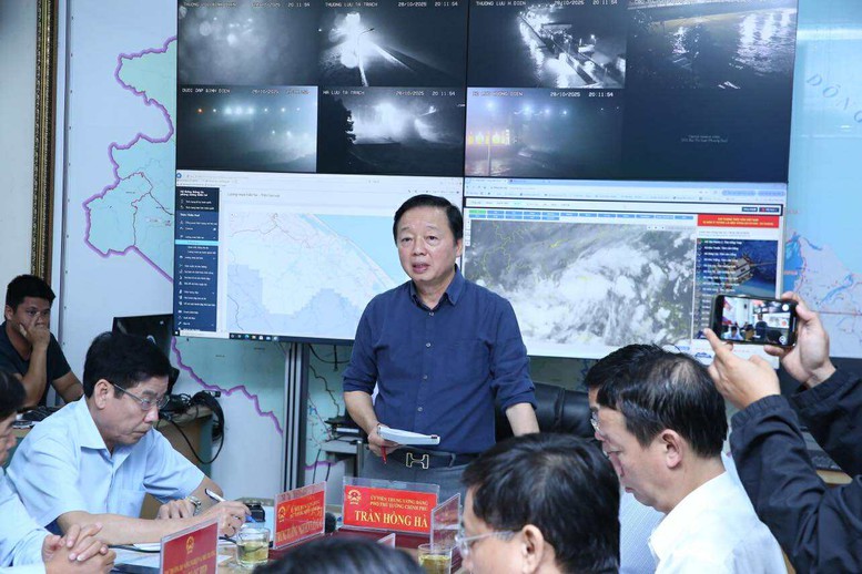 Phó Thủ tướng Trần Hồng Hà kiểm tra, chỉ đạo công tác ứng phó lũ lụt tại Huế- Ảnh 8. Phó Thủ tướng Trần Hồng Hà kiểm tra, chỉ đạo công tác ứng phó lũ lụt tại Huế- Ảnh 8.