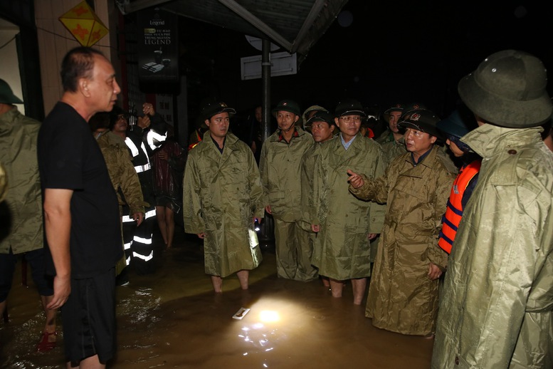 Phó Thủ tướng Trần Hồng Hà kiểm tra, chỉ đạo công tác ứng phó lũ lụt tại Huế- Ảnh 5. Phó Thủ tướng Trần Hồng Hà kiểm tra, chỉ đạo công tác ứng phó lũ lụt tại Huế- Ảnh 5.