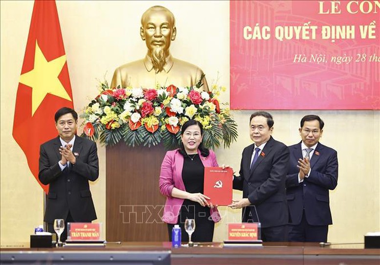 Xây dựng đội ngũ cán bộ bảo đảm phẩm chất, năng lực đáp ứng yêu cầu phát triển trong kỷ nguyên mới- Ảnh 4. Chủ tịch Quốc hội Trần Thanh Mẫn chủ trì Lễ công bố các quyết định về công tác cán bộ