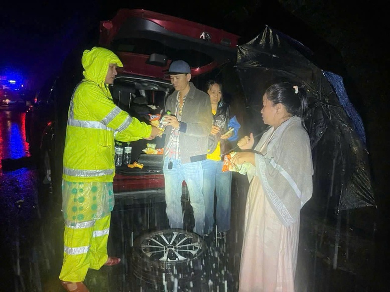 Chiến sĩ công an: 