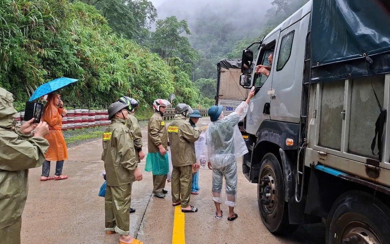 Công an TP. Đà Nẵng: Bám trụ vùng ngập sâu, sạt lở giữ an toàn cho người dân