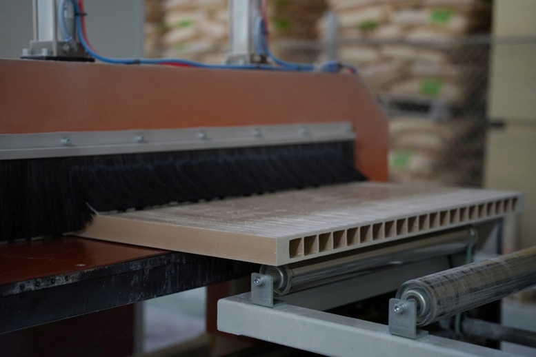 Thí điểm biến rác thải nhựa thành sản phẩm gỗ hữu ích- Ảnh 1. Thí điểm biến rác thải nhựa thành sản phẩm gỗ hữu ích- Ảnh 1.