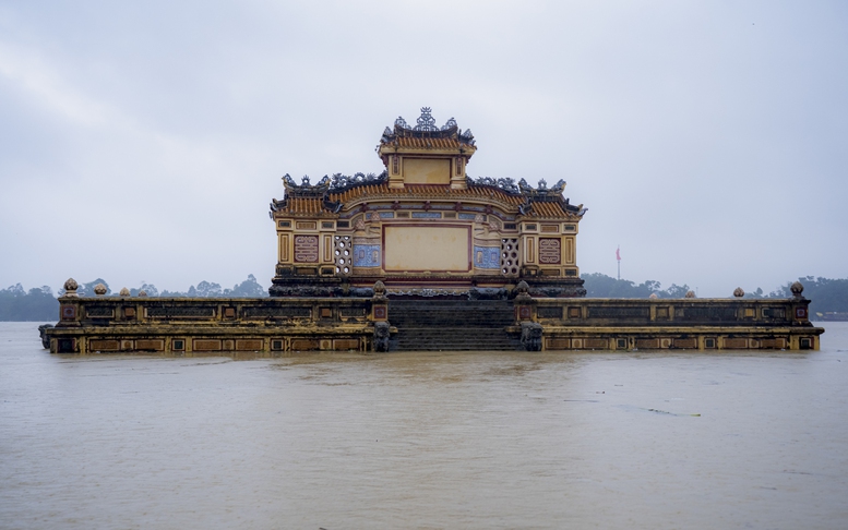 Chùm ảnh: Thành phố Huế ngập trong biển nước