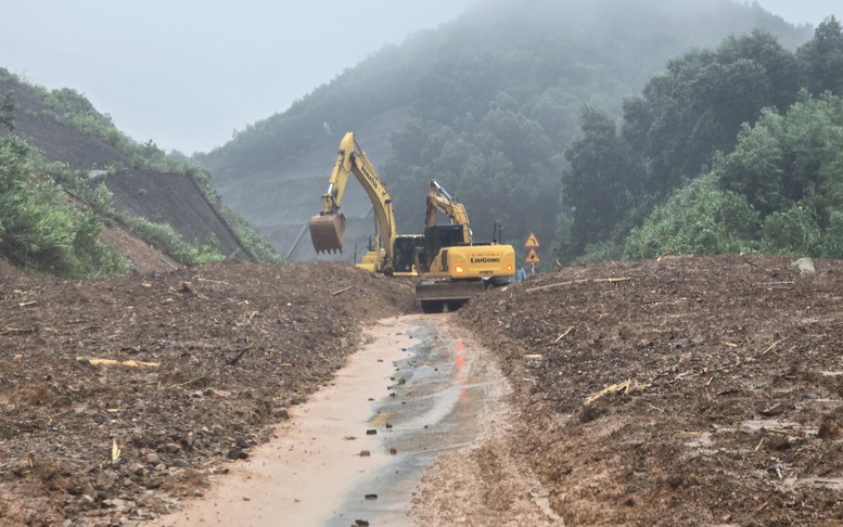 Đường Hồ Chí Minh qua Quảng Ngãi ách tắc hoàn toàn do sạt lở - Ảnh 6. Cao tốc La Sơn - Túy Loan tiếp tục ách tắc do sạt lở nghiêm trọng