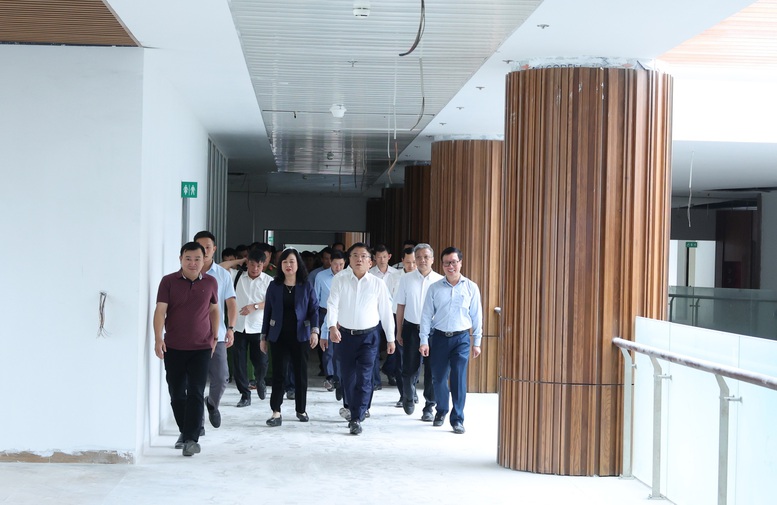 Phó Thủ tướng Lê Thành Long kiểm tra, đôn đốc tiến độ dự án cơ sở 2 Bệnh viện Bạch Mai và Việt Đức- Ảnh 3. Phó Thủ tướng Lê Thành Long kiểm tra, đôn đốc tiến độ dự án cơ sở 2 Bệnh viện Bạch Mai và Việt Đức- Ảnh 3.
