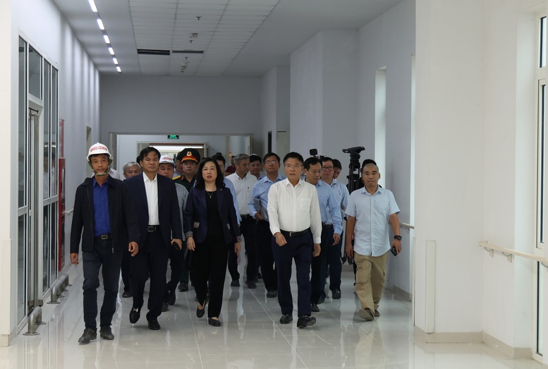 Phó Thủ tướng Lê Thành Long kiểm tra, đôn đốc tiến độ dự án cơ sở 2 Bệnh viện Bạch Mai và Việt Đức- Ảnh 2. Phó Thủ tướng Lê Thành Long kiểm tra, đôn đốc tiến độ dự án cơ sở 2 Bệnh viện Bạch Mai và Việt Đức- Ảnh 2.