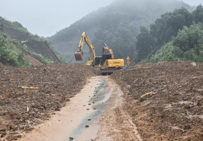 Cao tốc La Sơn - Túy Loan tiếp tục ách tắc do sạt lở nghiêm trọng- Ảnh 1. Cao tốc La Sơn - Túy Loan tiếp tục ách tắc do sạt lở nghiêm trọng- Ảnh 1.