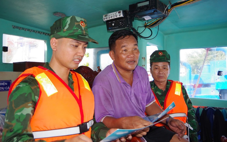 Vùng Cảnh sát biển 2 bắt giữ hai tàu cá vi phạm IUU- Ảnh 5. Gia Lai: Đẩy nhanh đăng ký, cấp phép tàu cá và hỗ trợ chủ tàu cá không đủ điều kiện thai thác