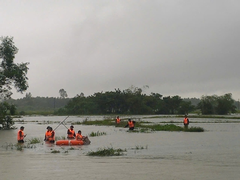 Quân khu 5 triển khai phương án, cơ động lực lượng ứng phó lũ lớn ngay trong đêm- Ảnh 3.