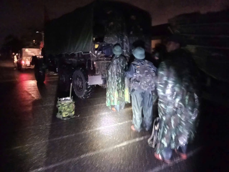 Quân khu 5 triển khai phương án, cơ động lực lượng ứng phó lũ lớn ngay trong đêm- Ảnh 4.