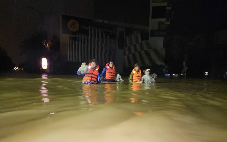 Công an TP. Huế trắng đêm giúp người dân ứng phó với mưa lũ lịch sử