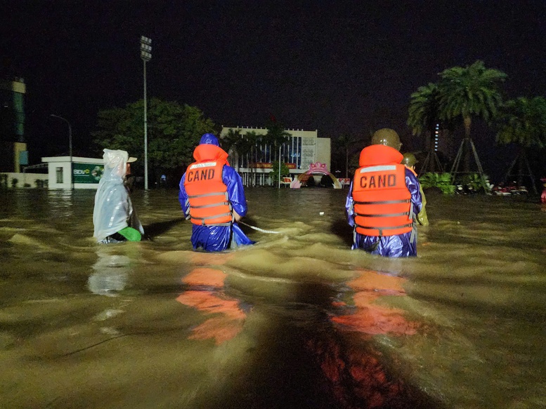 Công an TP. Huế trắng đêm giúp người dân ứng phó với mưa lũ lịch sử- Ảnh 3. Công an TP. Huế trắng đêm giúp người dân ứng phó với mưa lũ lịch sử- Ảnh 3.