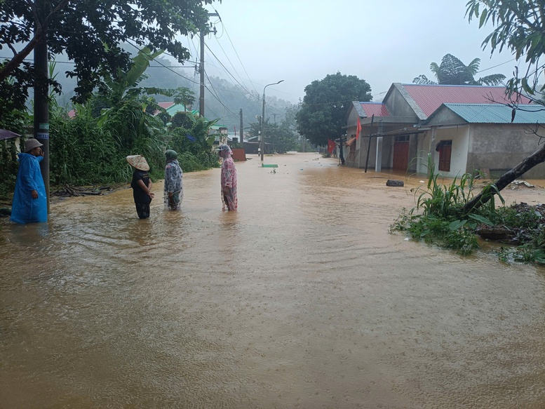 Hơn 65.000 hộ dân tại TP. Đà Nẵng bị ngập do mưa lũ- Ảnh 2. Hơn 65.000 hộ dân tại TP. Đà Nẵng bị ngập do mưa lũ- Ảnh 2.