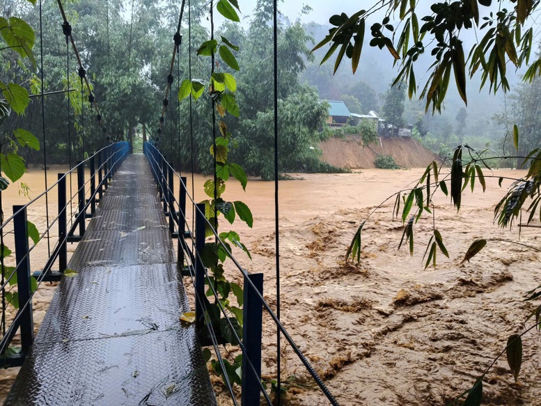 Hơn 65.000 hộ dân tại TP. Đà Nẵng bị ngập do mưa lũ- Ảnh 4. Hơn 65.000 hộ dân tại TP. Đà Nẵng bị ngập do mưa lũ- Ảnh 4.