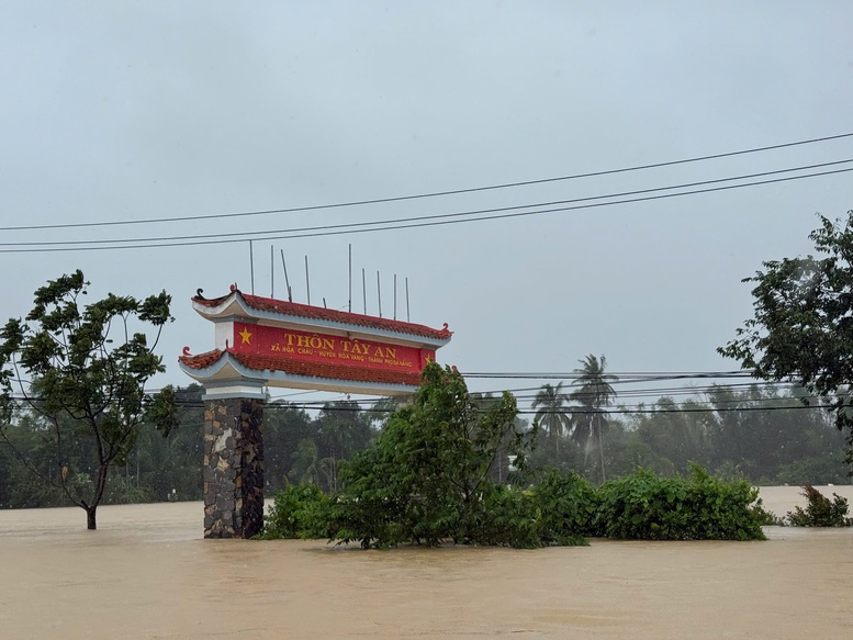 Hơn 65.000 hộ dân tại TP. Đà Nẵng bị ngập do mưa lũ- Ảnh 6. Hơn 65.000 hộ dân tại TP. Đà Nẵng bị ngập do mưa lũ- Ảnh 6.