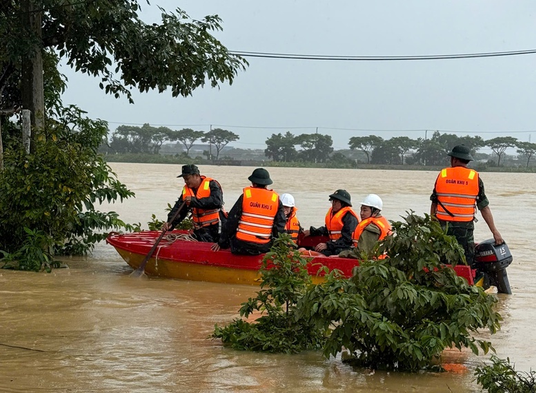 Hơn 65.000 hộ dân tại TP. Đà Nẵng bị ngập do mưa lũ- Ảnh 5. Hơn 65.000 hộ dân tại TP. Đà Nẵng bị ngập do mưa lũ- Ảnh 5.