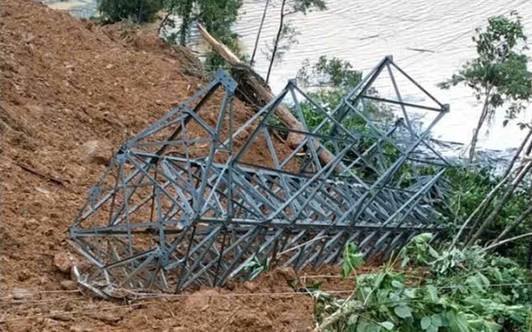 Đường Hồ Chí Minh qua Quảng Ngãi ách tắc hoàn toàn do sạt lở - Ảnh 5. Khẩn trương khắc phục sự cố sạt lở làm ngã đổ cột điện  110kV Phước Sơn